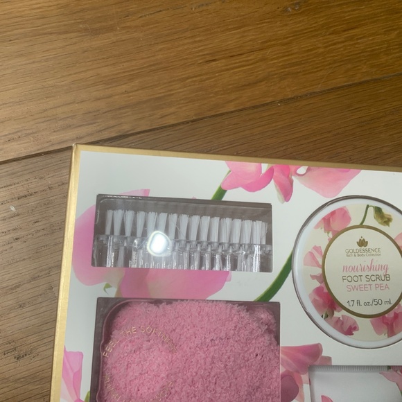 Goldessence Bath & Body Foot Therapy Set Sweet Pea (Socks, Scrub, Lotion & Brush - Picture 2 of 8
